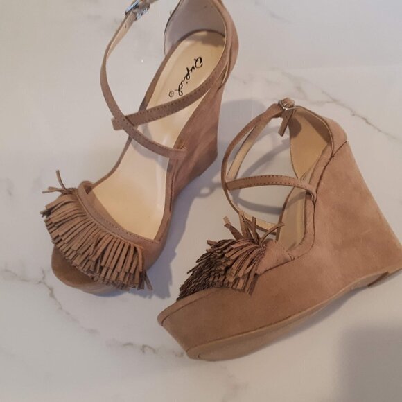 EUC Qupid nude suede strappy wedge platform sandal, 6 - Picture 3 of 7